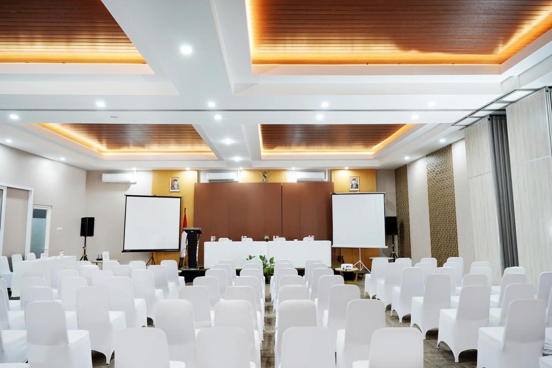 Front One Hotel Sragen Exterior foto