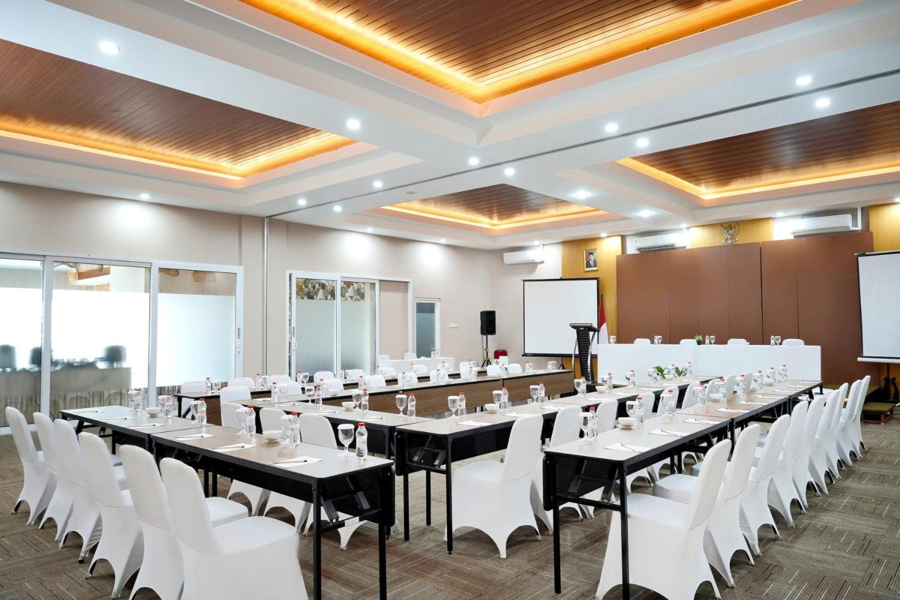 Front One Hotel Sragen Exterior foto