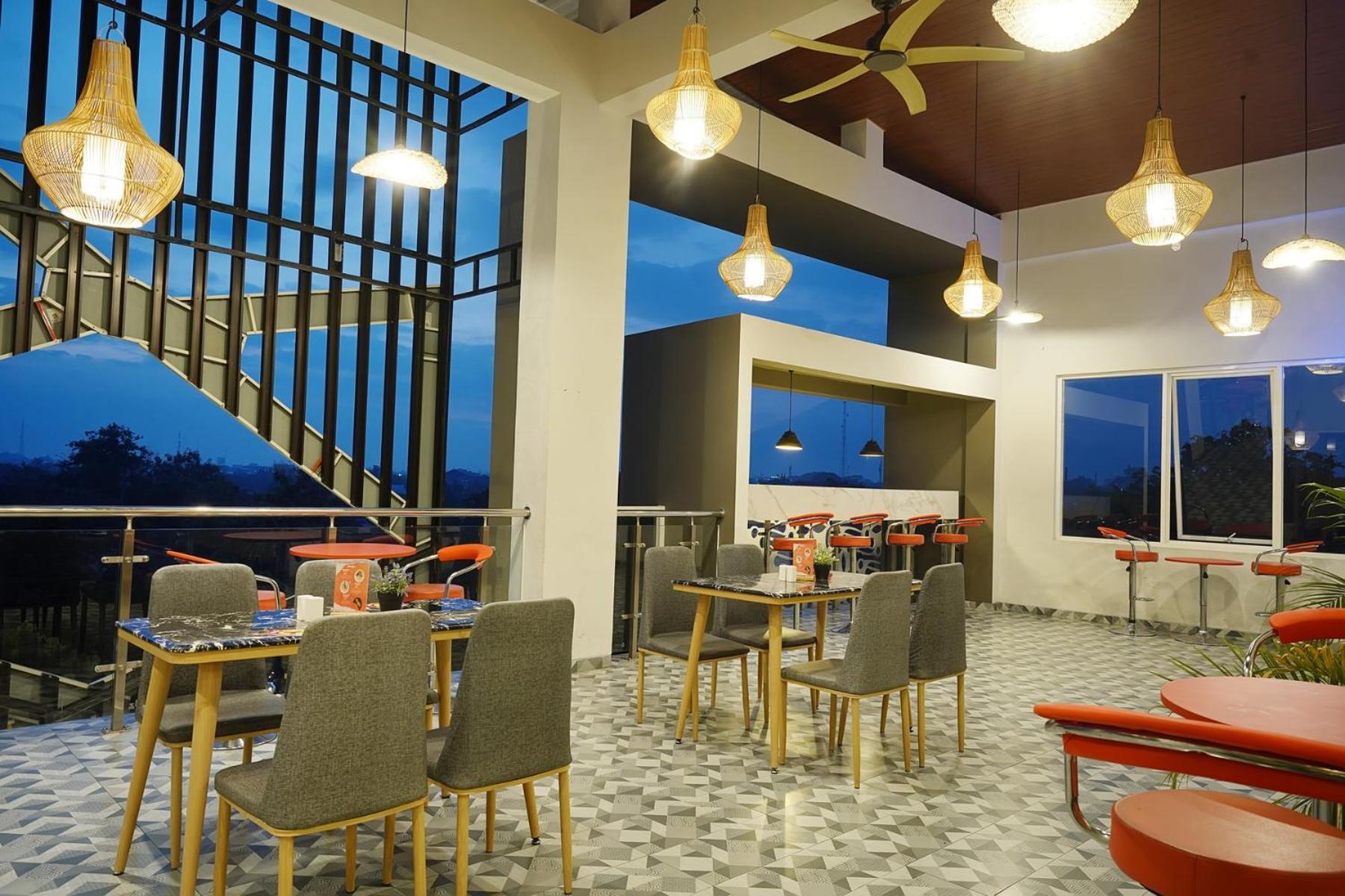 Front One Hotel Sragen Exterior foto
