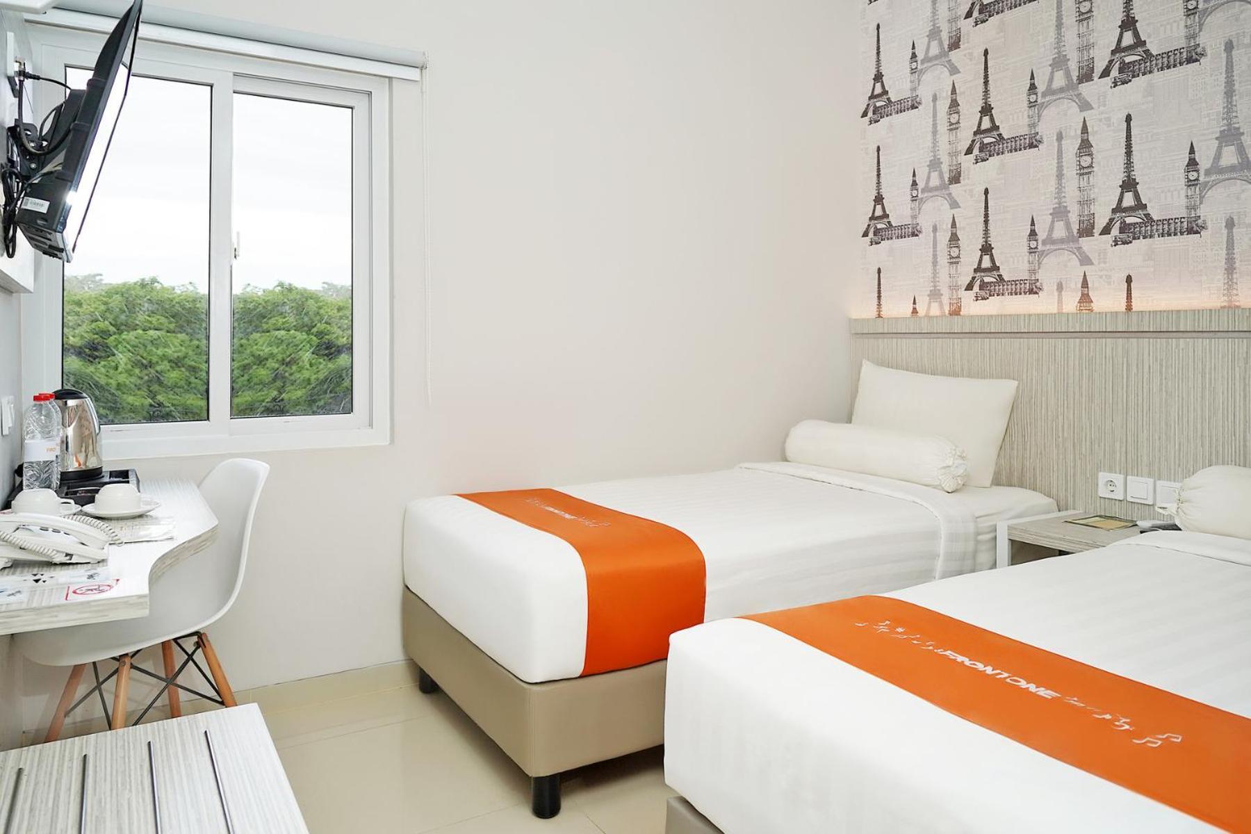 Front One Hotel Sragen Exterior foto